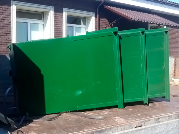 Транспортировка стальных мусорных контейнеров зеленого цвета автотранспортом